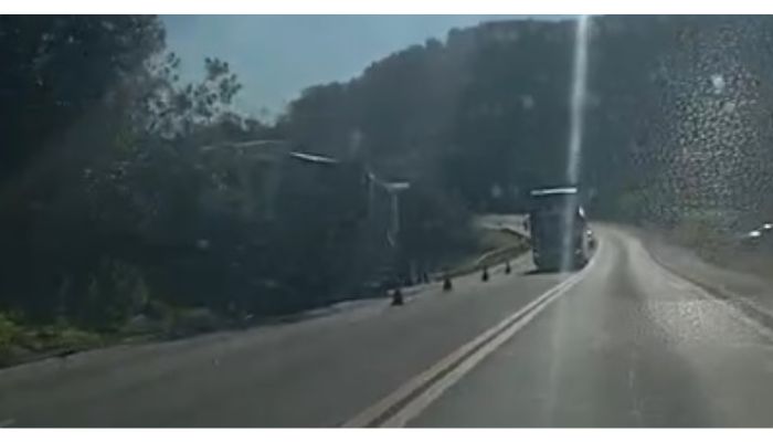 Cantagalo - Caminhão sai da pista e bate em barranco na BR 277